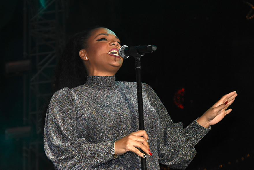 Χριστούγεννα 2019: Φωταγωγήθηκε το δέντρο στο Σύνταγμα - «Ντύθηκε» με χρώματα και η Βουλή!