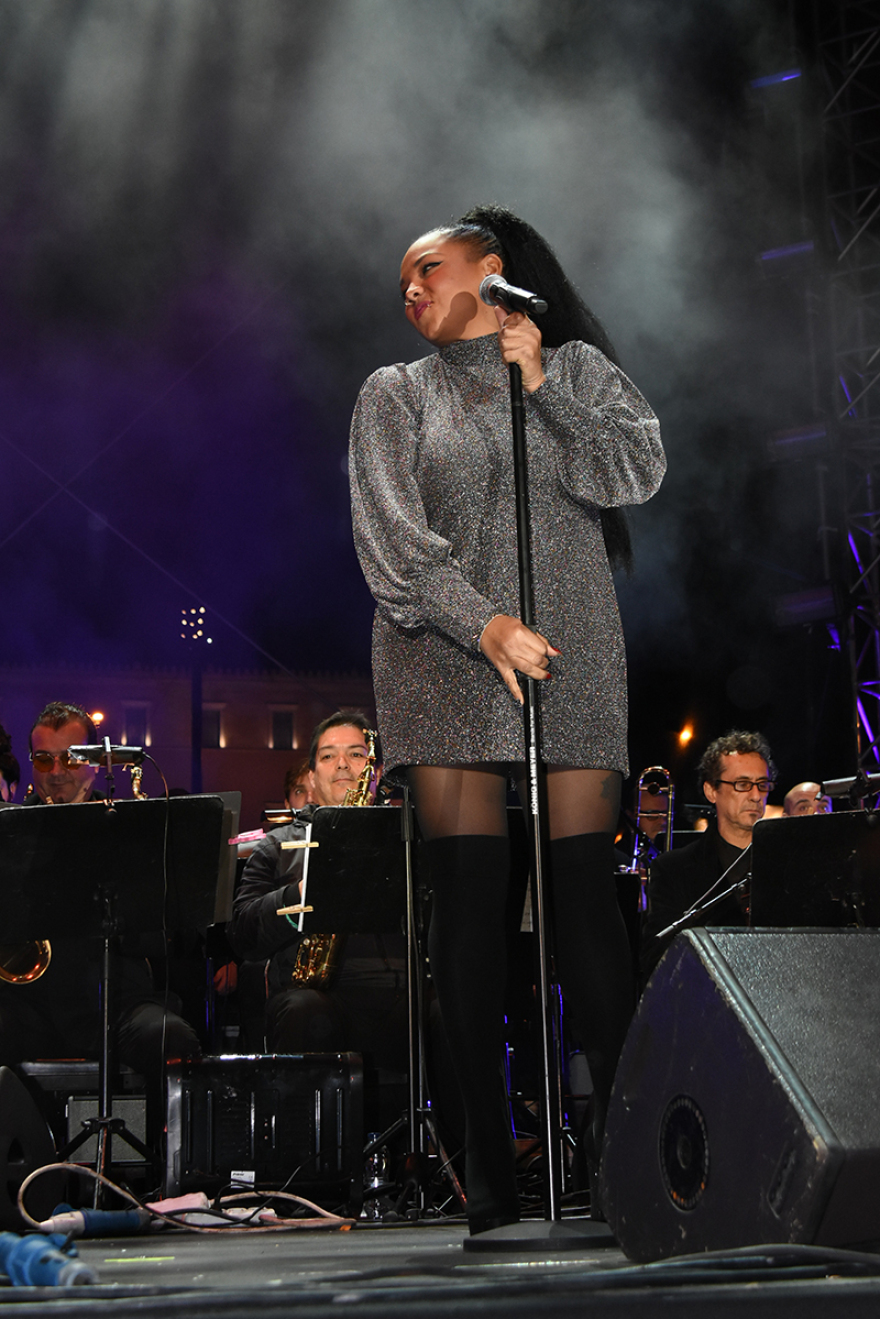 Χριστούγεννα 2019: Φωταγωγήθηκε το δέντρο στο Σύνταγμα - «Ντύθηκε» με χρώματα και η Βουλή!