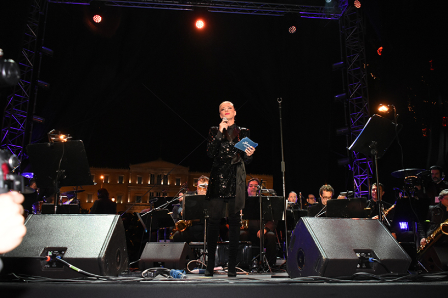 Χριστούγεννα 2019: Φωταγωγήθηκε το δέντρο στο Σύνταγμα - «Ντύθηκε» με χρώματα και η Βουλή!