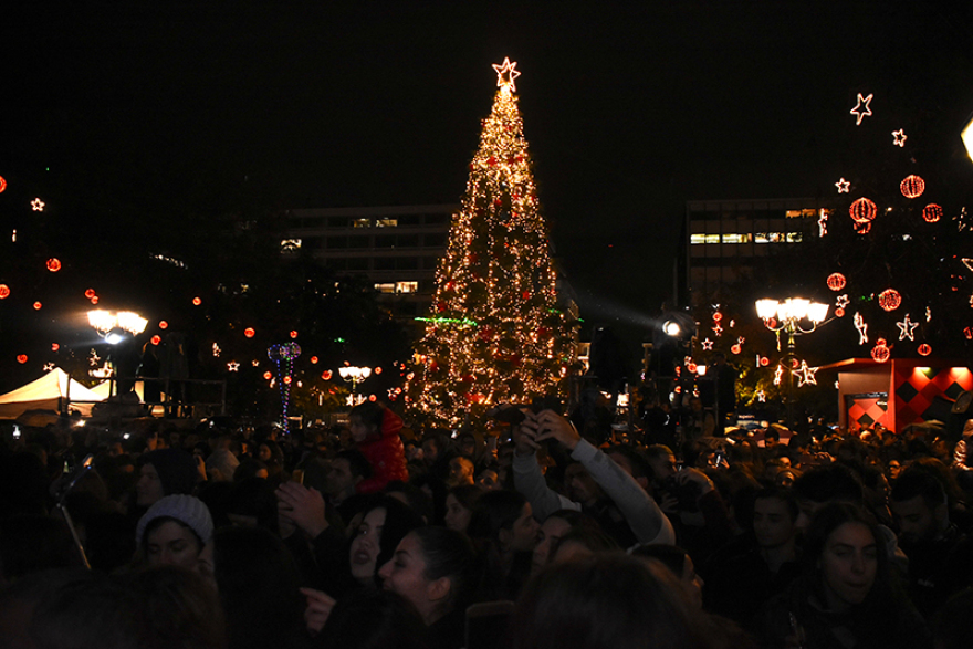Χριστούγεννα 2019: Φωταγωγήθηκε το δέντρο στο Σύνταγμα - «Ντύθηκε» με χρώματα και η Βουλή!