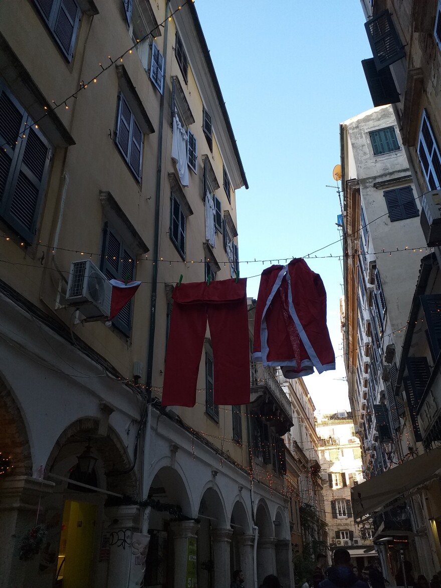 Χριστούγεννα στην Κέρκυρα: Η... μπουγάδα του Άι Βασίλη και «οι τηγανίτες τ΄Αγιού»	