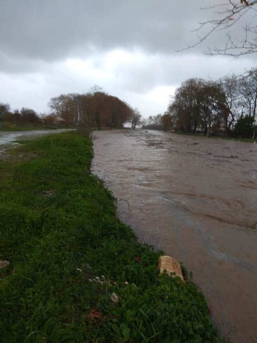 Κακοκαιρία «Διδώ»: Πλημμύρισαν τα παράλια της Αγιάς στη Λάρισα – Αποκλεισμένοι οι κάτοικοι