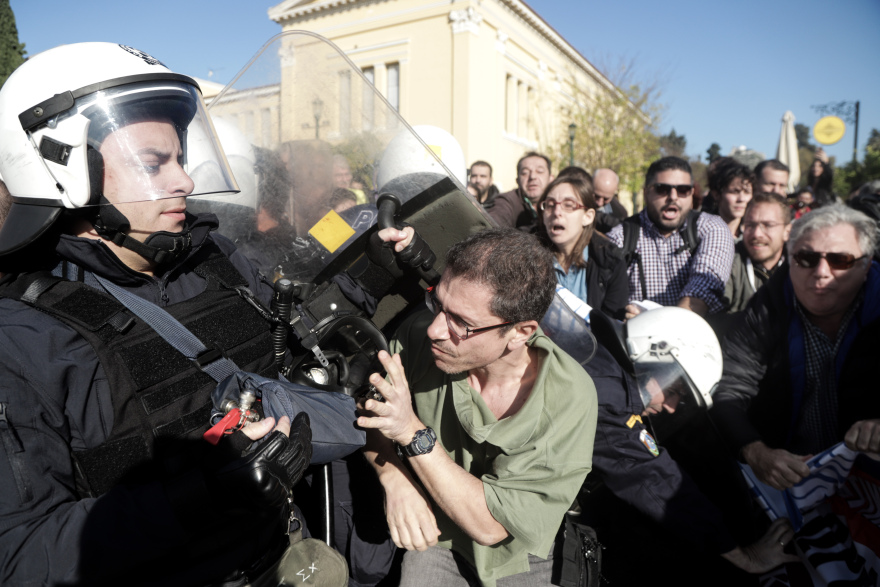 Εισβολή σε ημερίδα του Ιατρικού Συλλόγου στο Ζάππειο: Ένταση και χημικά