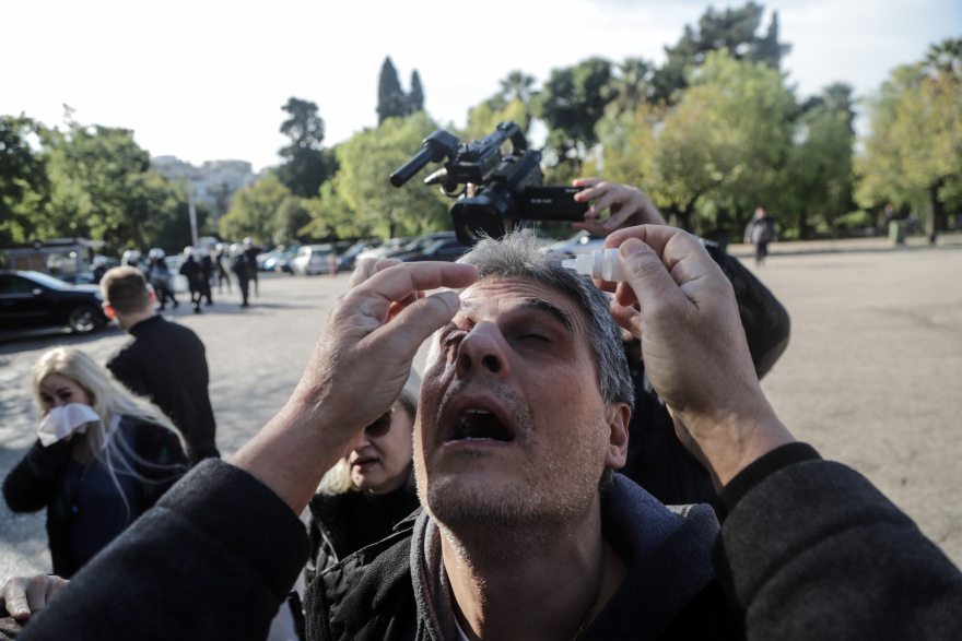 Εισβολή σε ημερίδα του Ιατρικού Συλλόγου στο Ζάππειο: Ένταση και χημικά