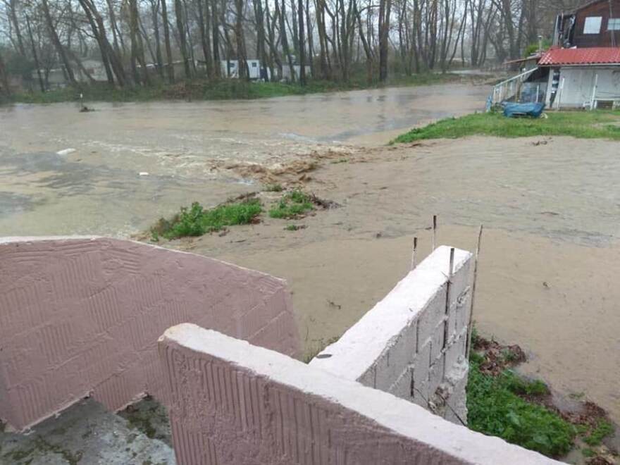 Κακοκαιρία «Διδώ»: Πλημμύρισαν τα παράλια της Αγιάς στη Λάρισα – Αποκλεισμένοι οι κάτοικοι