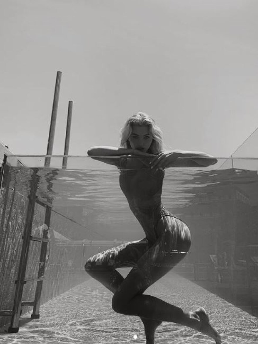 Η Έλσα Χοσκ ξαναποζάρει τόπλες για... 300.000 likes 