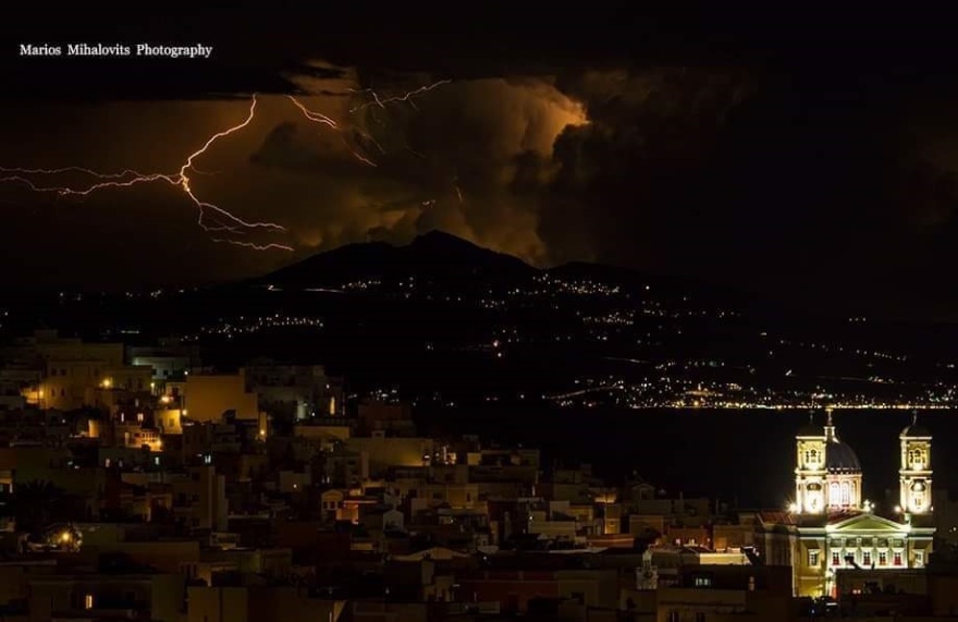 Μοναδική φωτογραφία - Κεραυνοί πάνω από την Τήνο