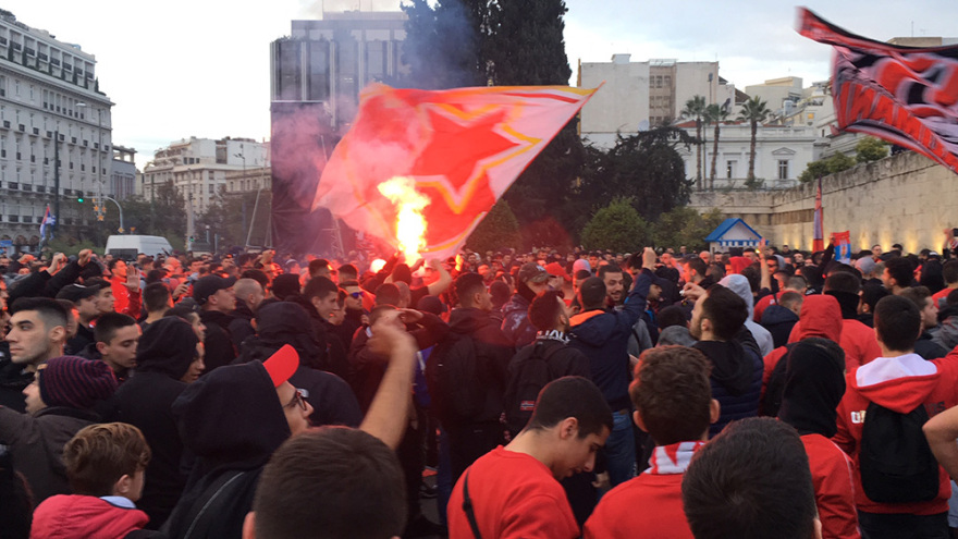 Ολυμπιακός - Ερυθρός Αστέρας: Μια παρέα οι οπαδοί τους στο Σύνταγμα - Άνοιξε το κέντρο