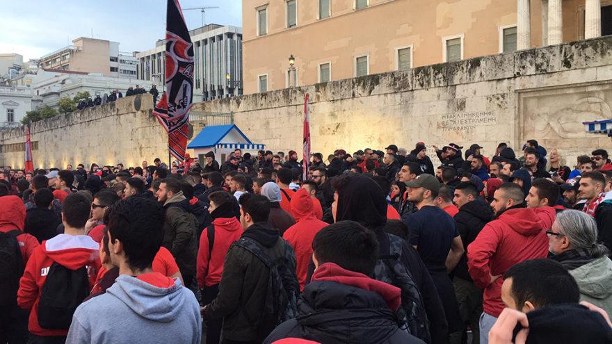 Ολυμπιακός - Ερυθρός Αστέρας: Μια παρέα οι οπαδοί τους στο Σύνταγμα - Άνοιξε το κέντρο