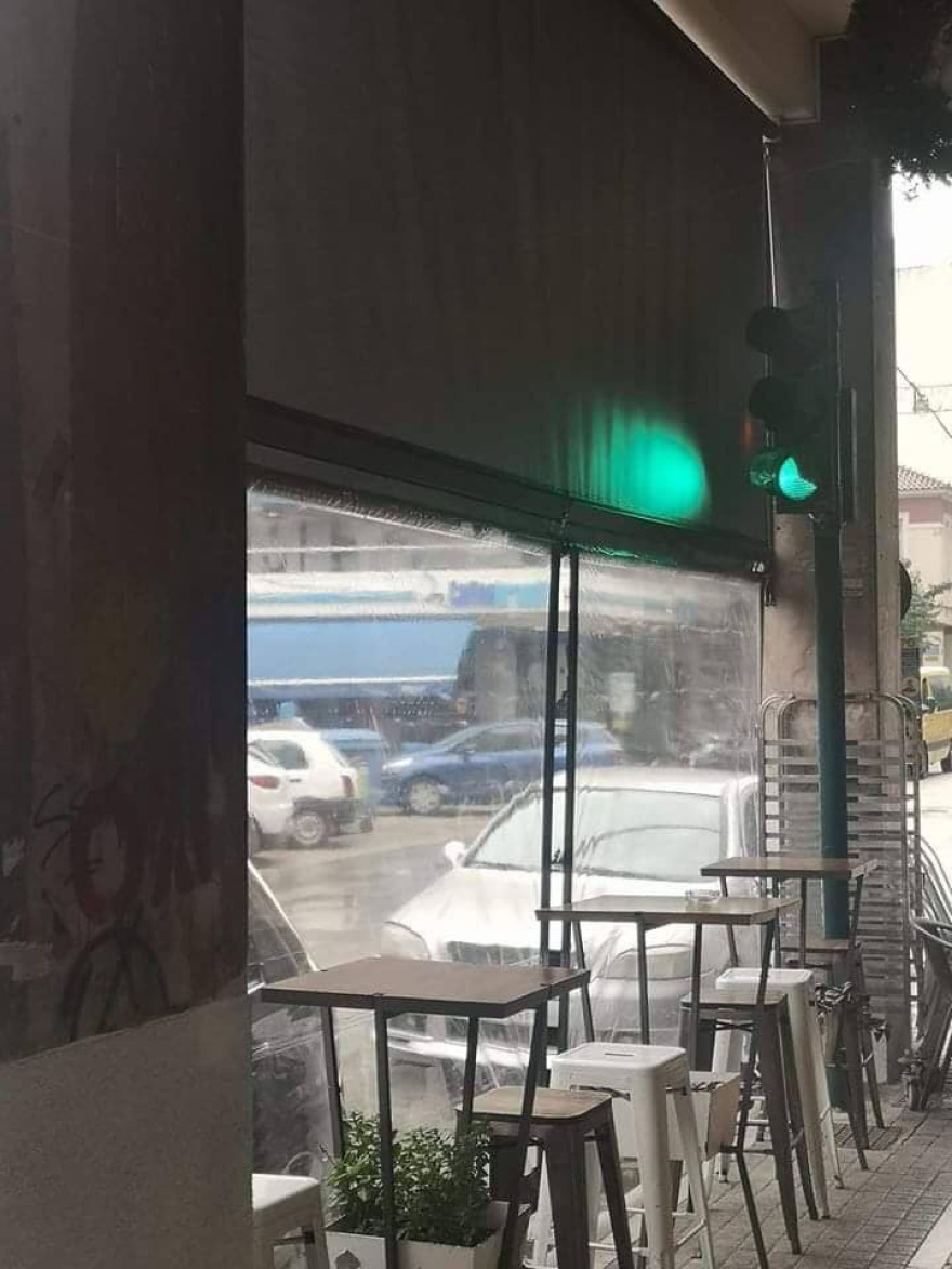 Η εξήγηση για το φανάρι στην Πάτρα που το κρύβει η τέντα 
