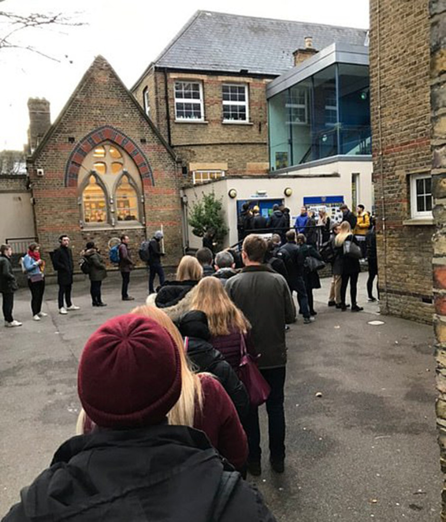 Βρετανικές εκλογές: Ουρές σε πολλά εκλογικά κέντρα 