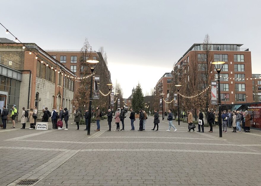Βρετανικές εκλογές: Ουρές σε πολλά εκλογικά κέντρα 
