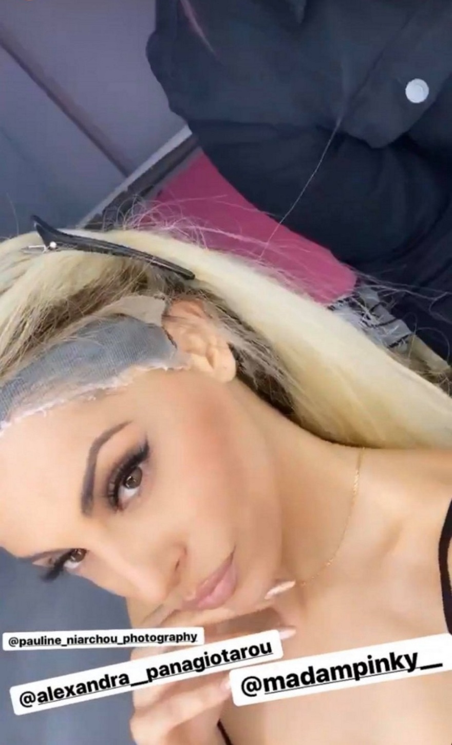 Η Δήμητρα Αλεξανδράκη ποζάρει με... ξανθό μαλλί 