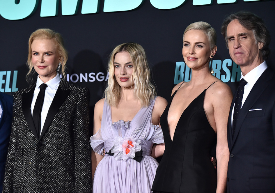 Bombshell: Με μίνι και βαθύ ντεκολτέ η Σαρλίζ Θερόν