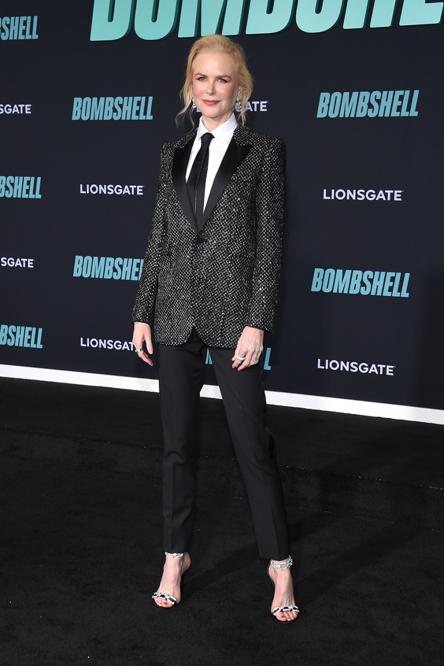 Bombshell: Με μίνι και βαθύ ντεκολτέ η Σαρλίζ Θερόν