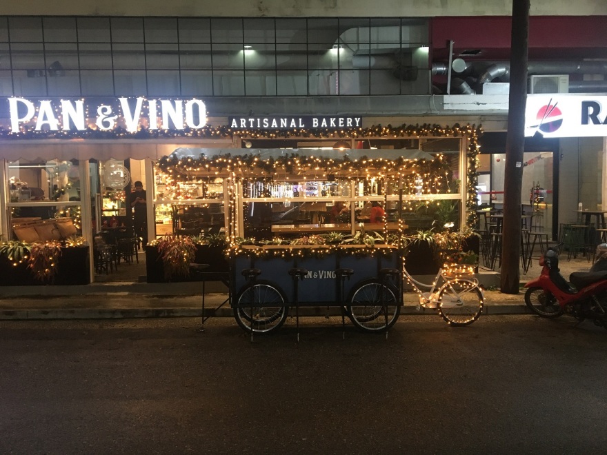 «Εφευρετικός» καταστηματάρχης στη Ρόδο: Έστησε υπαίθριο καπνιστήριο - ποδήλατο!