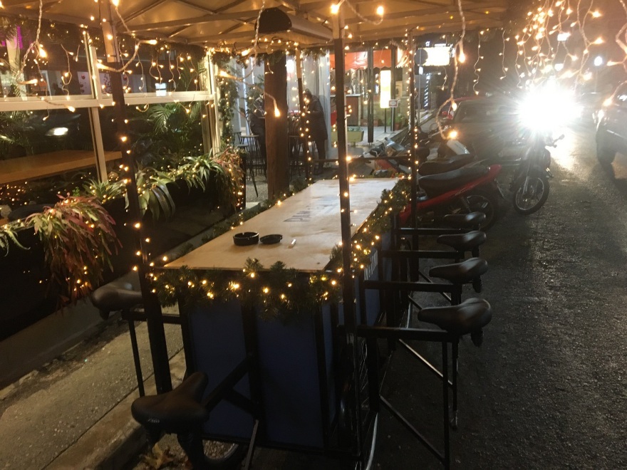 «Εφευρετικός» καταστηματάρχης στη Ρόδο: Έστησε υπαίθριο καπνιστήριο - ποδήλατο!