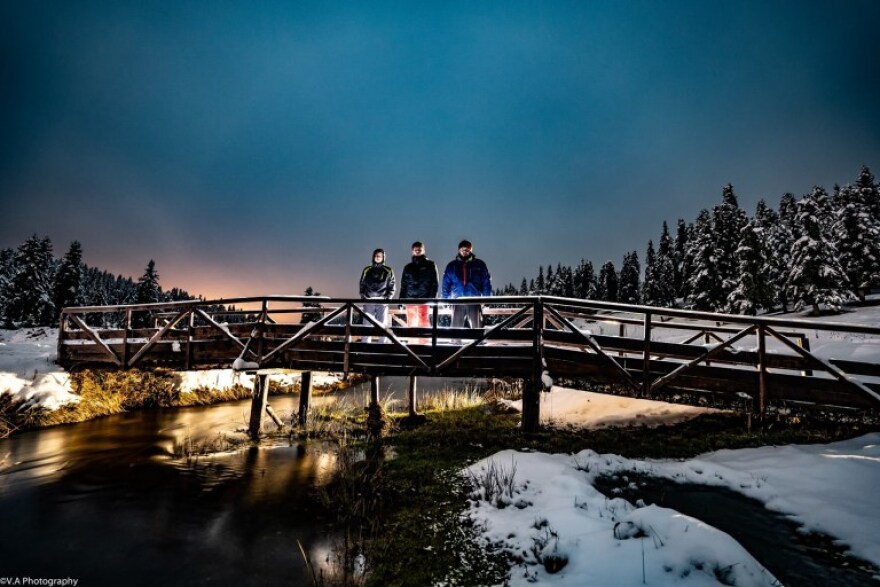 Τρίκαλα: Μαγικές νυχτερινές εικόνες από το χιονισμένο Περτούλι