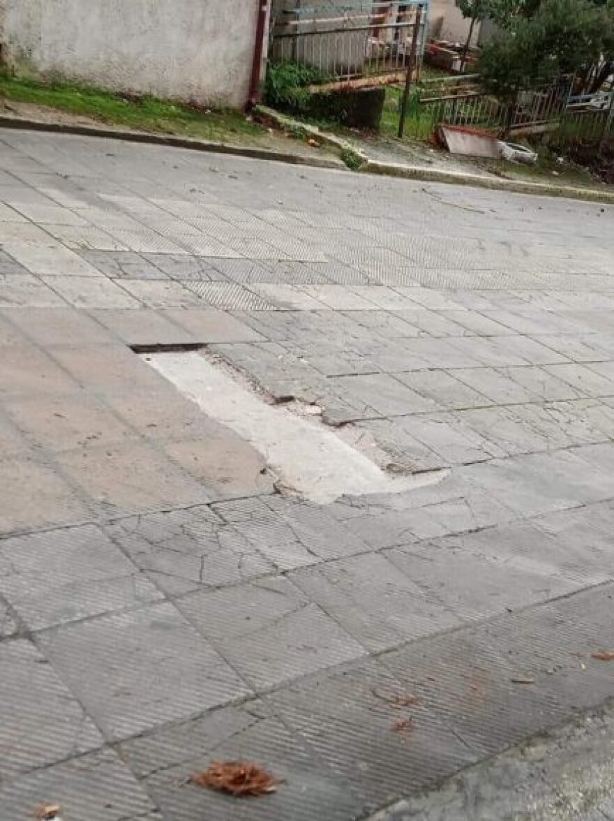 Υμηττός: Ταξί τούμπαρε στη μέση του δρόμου