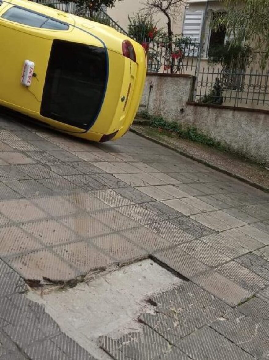 Υμηττός: Ταξί τούμπαρε στη μέση του δρόμου