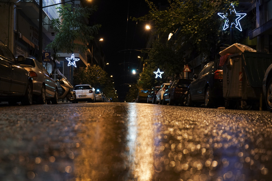 Χριστουγεννιάτικη λάμψη στους δρόμους και τις πλατείες της Αθήνας 