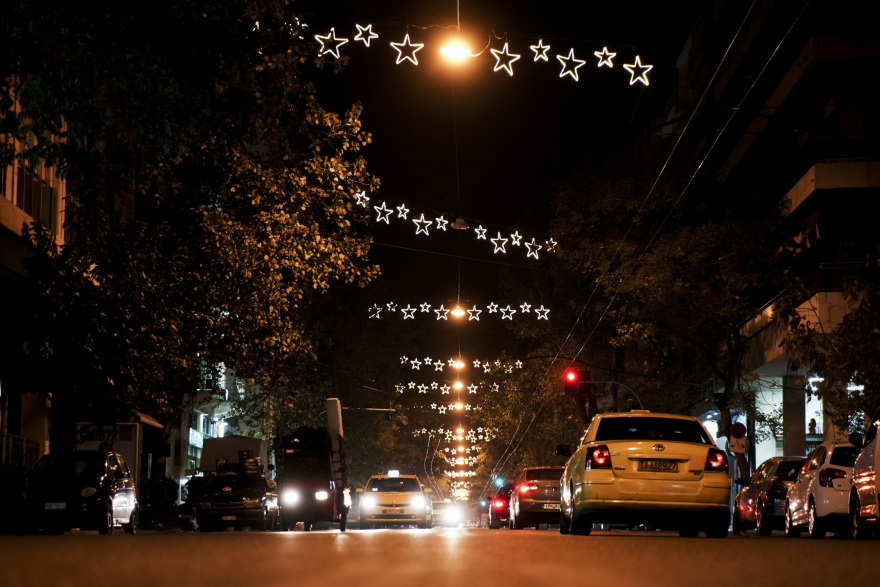 Χριστουγεννιάτικη λάμψη στους δρόμους και τις πλατείες της Αθήνας 