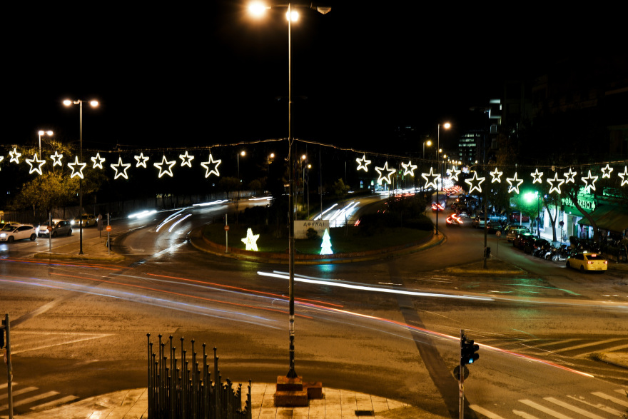 Χριστουγεννιάτικη λάμψη στους δρόμους και τις πλατείες της Αθήνας 