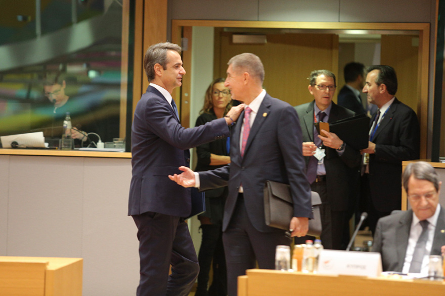 Σύνοδος Κορυφής: Τετ α τετ Μητσοτάκη με Μέρκελ, Μακρόν, Φον ντερ Λάιεν, Λαγκάρντ, και Σάντσεθ 