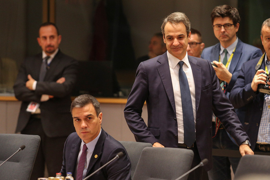 Σύνοδος Κορυφής: Τετ α τετ Μητσοτάκη με Μέρκελ, Μακρόν, Φον ντερ Λάιεν, Λαγκάρντ, και Σάντσεθ 