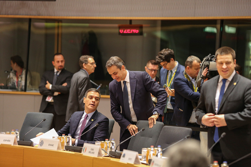 Σύνοδος Κορυφής: Τετ α τετ Μητσοτάκη με Μέρκελ, Μακρόν, Φον ντερ Λάιεν, Λαγκάρντ, και Σάντσεθ 