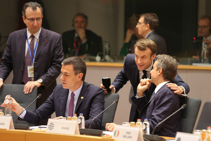 Σύνοδος Κορυφής: Τετ α τετ Μητσοτάκη με Μέρκελ, Μακρόν, Φον ντερ Λάιεν, Λαγκάρντ, και Σάντσεθ 