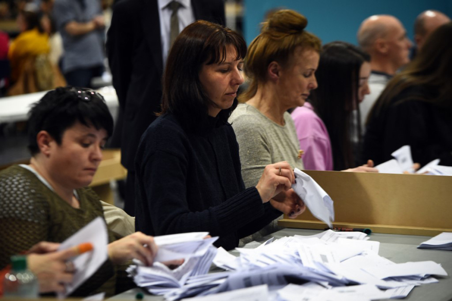 Εκλογές στη Βρετανία: Απολαύστε τη γιορτή, πανηγυρίζει ο Τζόνσον - Εσωκομματικά «καρφιά» για Κόρμπιν