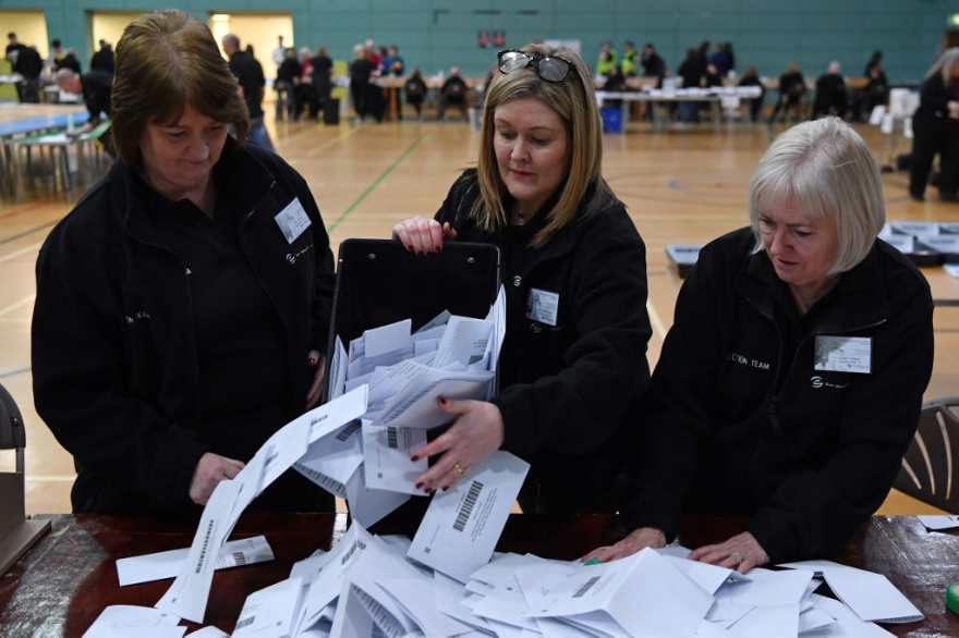 Εκλογές στη Βρετανία: Απολαύστε τη γιορτή, πανηγυρίζει ο Τζόνσον - Εσωκομματικά «καρφιά» για Κόρμπιν