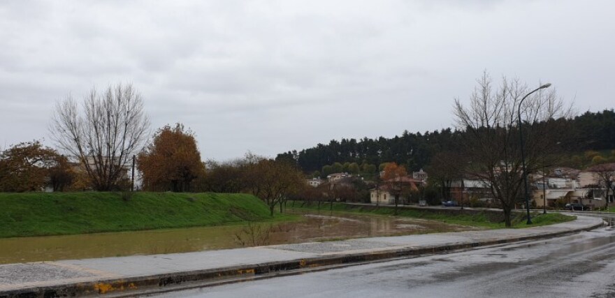 Κακοκαιρία: Υπερχείλισε ο ποταμός Ληθαίος στα Τρίκαλα