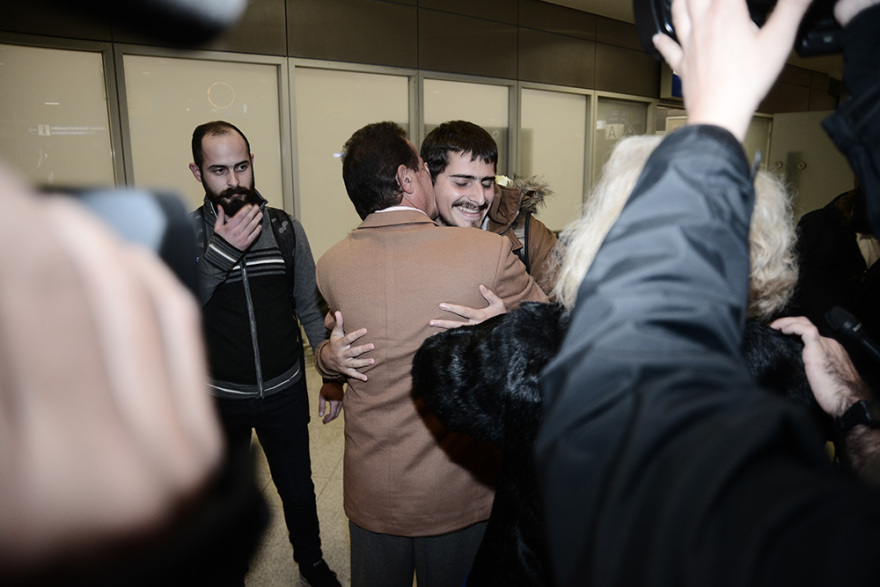 Επέστρεψε στην Ελλάδα ο 20χρονος ναυτικός που είχε απαχθεί στο Τόγκο - Τον υποδέχθηκαν με τη γαλανόλευκη