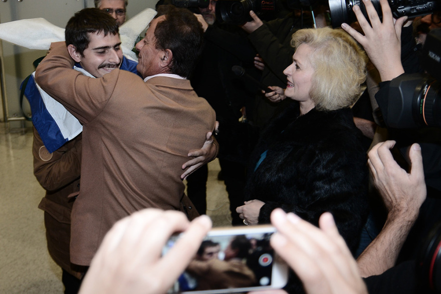 Επέστρεψε στην Ελλάδα ο 20χρονος ναυτικός που είχε απαχθεί στο Τόγκο - Τον υποδέχθηκαν με τη γαλανόλευκη