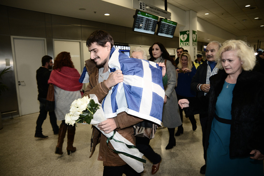 Επέστρεψε στην Ελλάδα ο 20χρονος ναυτικός που είχε απαχθεί στο Τόγκο - Τον υποδέχθηκαν με τη γαλανόλευκη