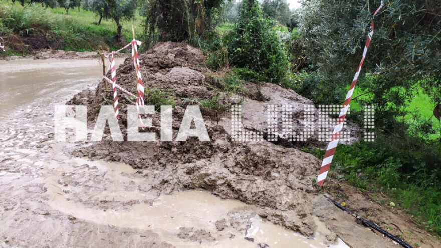 Ηλεία: Κόπηκε ο δρόμος τη νύχτα στο Μουζάκι λόγω των κατολισθήσεων