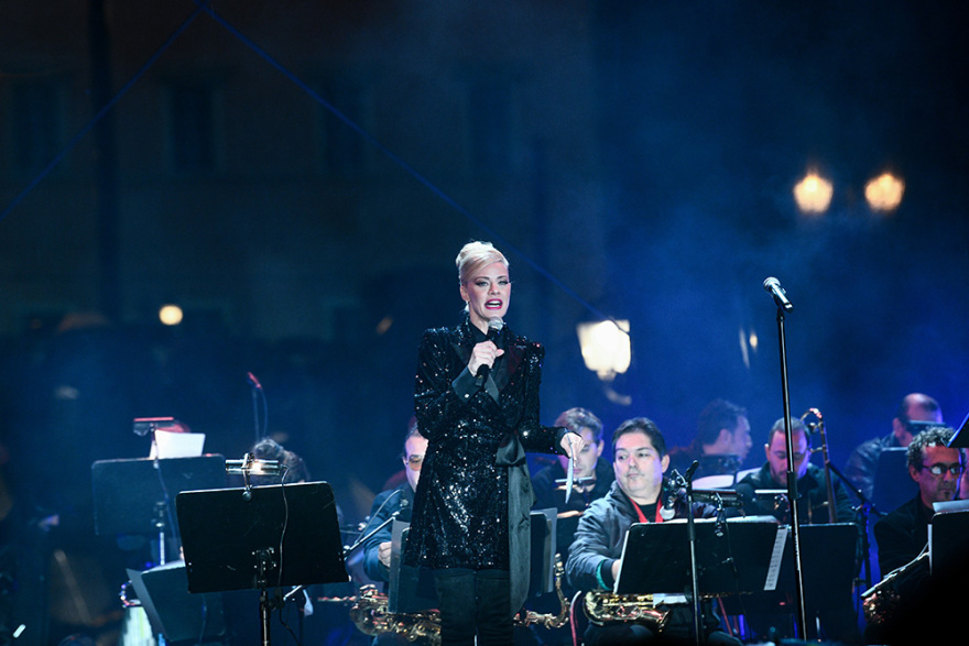 Η νέα «τάση» των celebrities: Άναψε κι εσύ ένα χριστουγεννιάτικο δέντρο, μπορείς! 