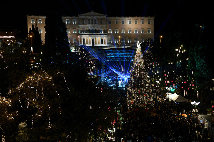 Η νέα «τάση» των celebrities: Άναψε κι εσύ ένα χριστουγεννιάτικο δέντρο, μπορείς! 