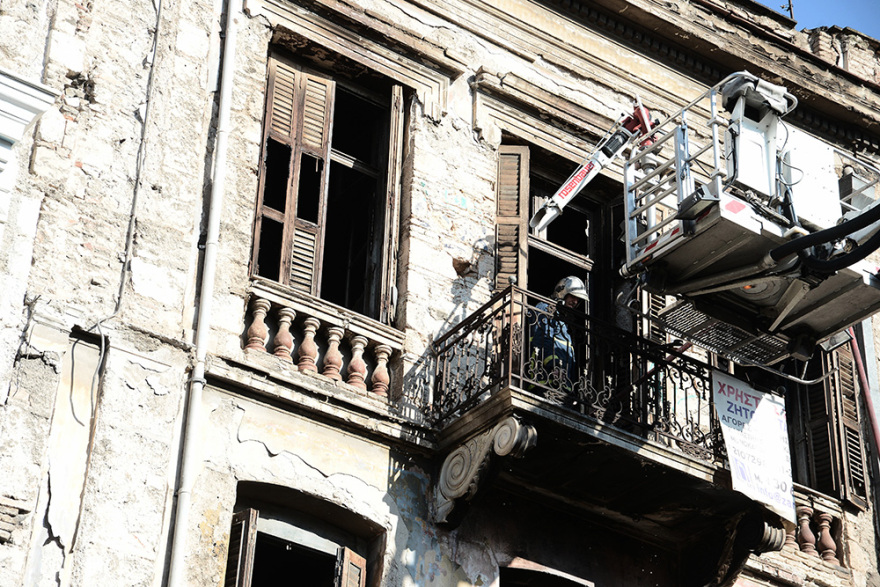 Φωτιά σε εγκαταλειμμένο κτίριο στην Ερμού