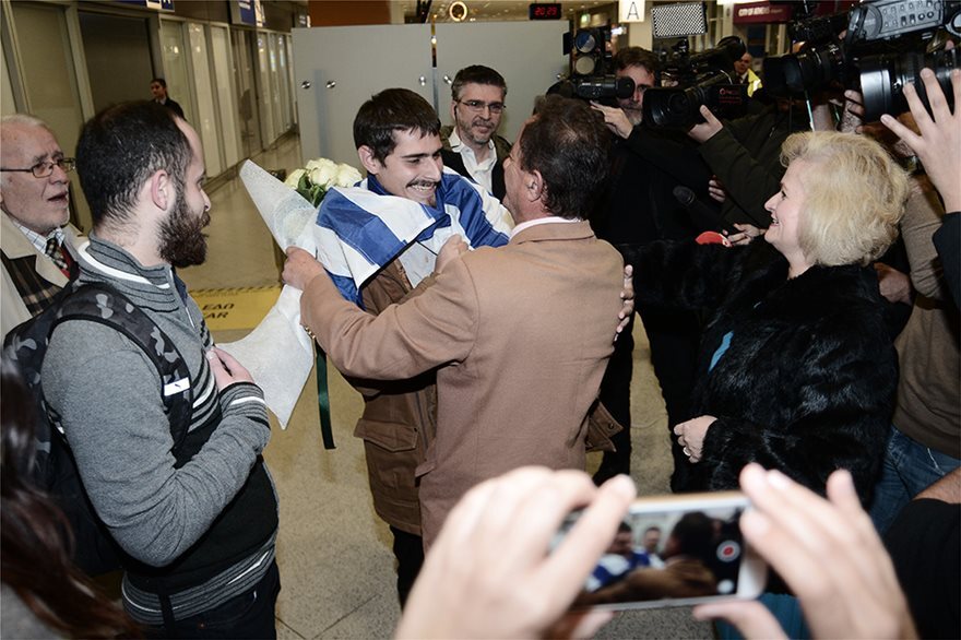 Καταβεβλημένος και τρομαγμένος ο 20χρονος ναυτικός που γύρισε από την ομηρία στο Τόγκο, λέει ο πατέρας του