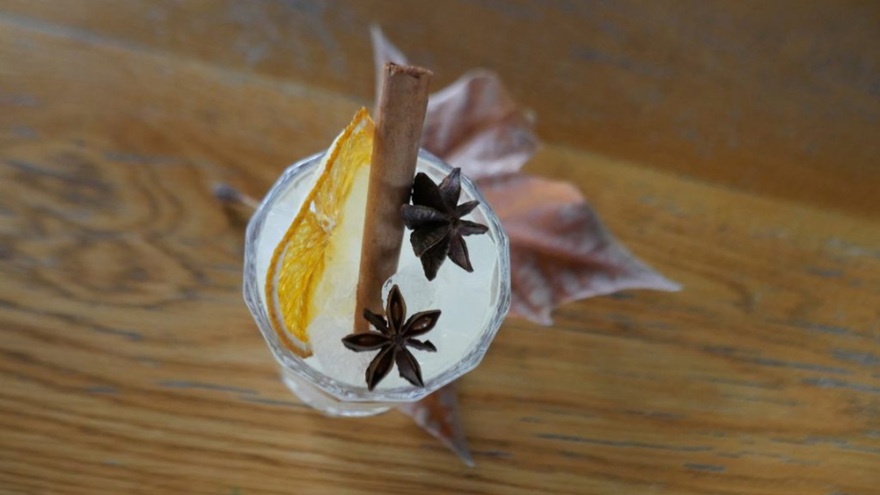 7 bars της Αθήνας μας σερβίρουν τα καλύτερα χριστουγεννιάτικα cocktails