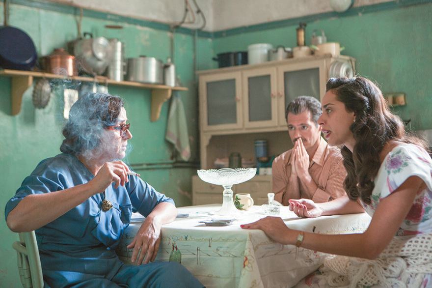 Καρυοφυλλιά Καραμπέτη: Για χάρη  της «Ευτυχίας» άρχισα το τσιγάρο και το μπαρμπούτι