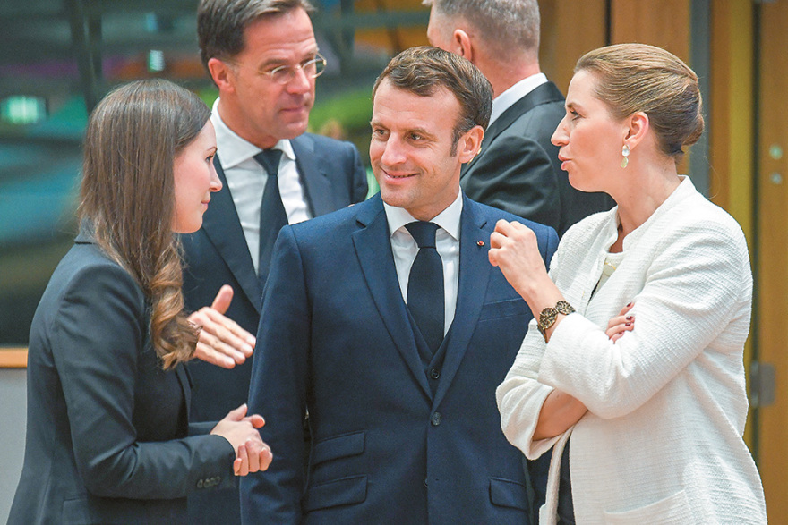 Σάνα Μαρίν: Διχάζει τη Φινλανδία το βαθύ ντεκολτέ της πρωθυπουργού σε εξώφυλλο περιοδικού