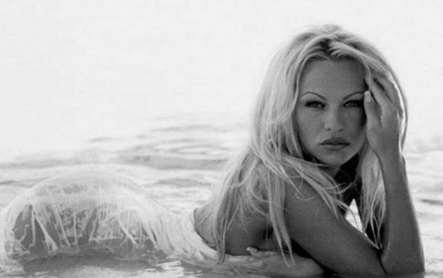 Πάμελα Άντερσον: Ολόγυμνη... όπως παλιά στο Instagram!