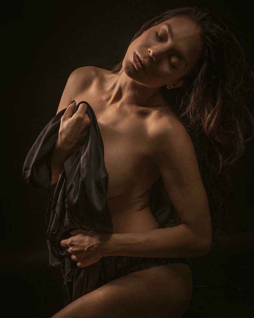 Η τραγουδίστρια Κρυσταλλία ποζάρει γυμνή στον φακό του Σπύρου Χατζηαγγελάκη