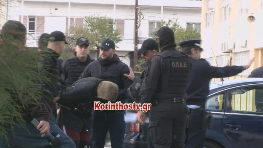 Έγκλημα στους Αγίους Θεοδώρους: Οργή έξω από τα δικαστήρια για τους δύο Ρομά που σκότωσαν την 73χρονη