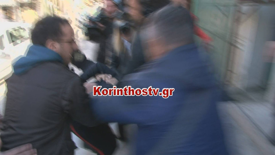 Έγκλημα στους Αγίους Θεοδώρους: Οργή έξω από τα δικαστήρια για τους δύο Ρομά που σκότωσαν την 73χρονη