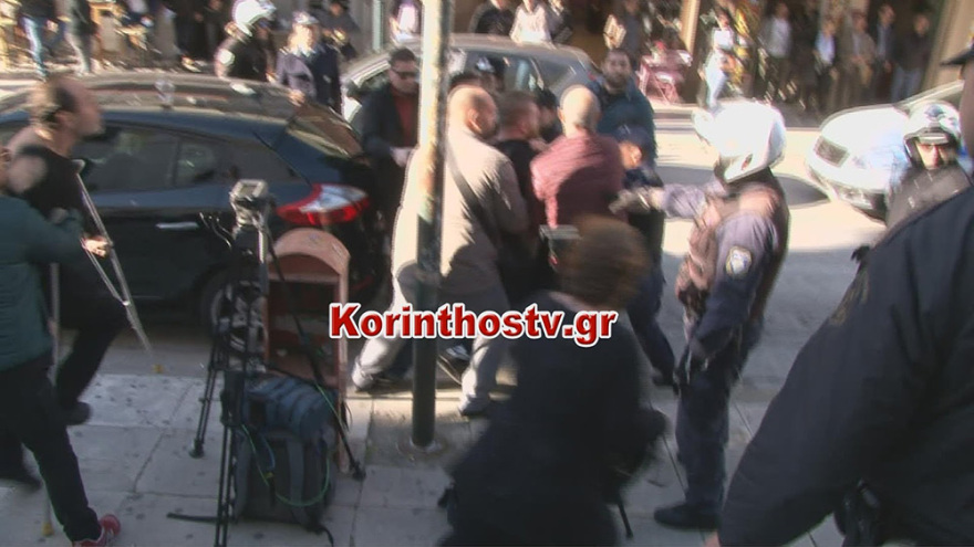 Έγκλημα στους Αγίους Θεοδώρους: Οργή έξω από τα δικαστήρια για τους δύο Ρομά που σκότωσαν την 73χρονη